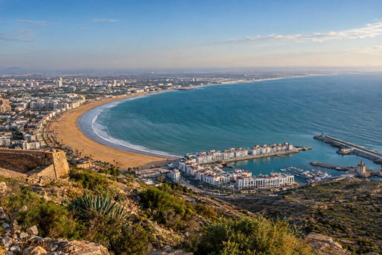 Het halvemaanvormige zandstrand en de Atlantische baai van Agadir, gezien vanaf Agadir Oufella.