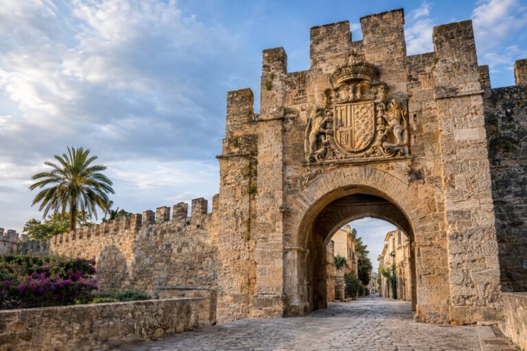 Koninklijk wapenschild boven de middeleeuwse stadspoort Porta del Moll in Alcúdia