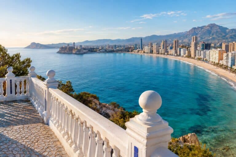 Witte balustrades van Balcón del Mediterráneo met uitzicht op zee en het Poniente-strand
