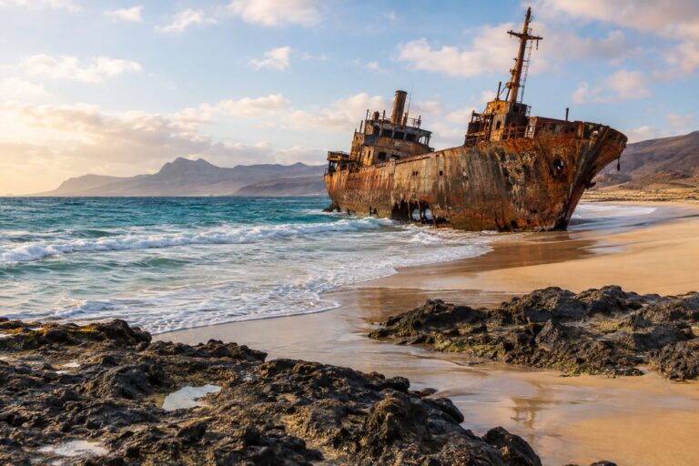 Het roestende scheepswrak Cabo Santa Maria op Praia de Atalanta op Boa Vista.
