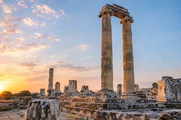 Imposante Ionische zuilen van de Apollotempel in Didim in zacht ochtendlicht