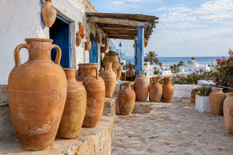 Traditionele terracotta kruiken bij een pottenbakkersatelier in Guellala op Djerba.