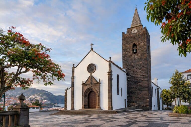 Witte gevel en donkere basalten klokkentoren van de kathedraal van Funchal