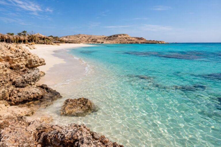 Wit zand en turquoise water bij Mahmya Beach op Giftun-eiland voor de kust van Hurghada.