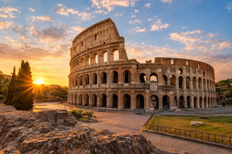 Het Colosseum in Rome met zijn karakteristieke stenen bogen in warm avondlicht