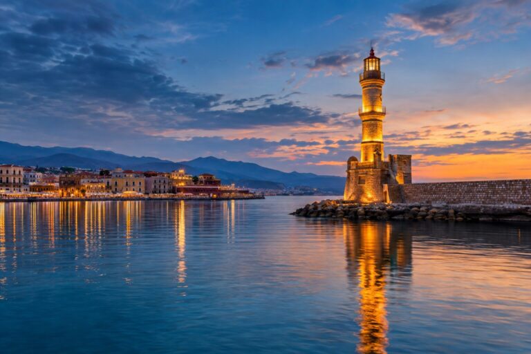 De Egyptische vuurtoren aan de Venetiaanse haven van Chania weerspiegeld in kalm water.