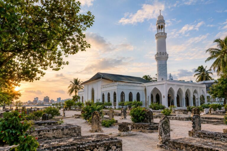 Witte minaret en historische grafstenen op de binnenplaats van de Oude Vrijdagmoskee in Malé.