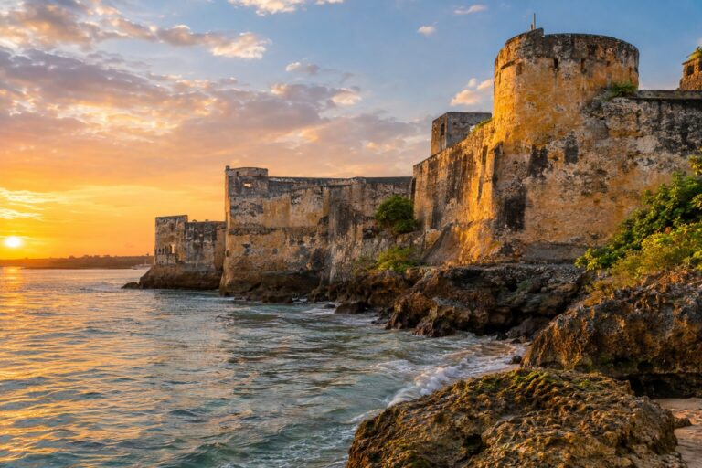 De koraalstenen bastions van Fort Jesus aan zee in de oude stad van Mombasa