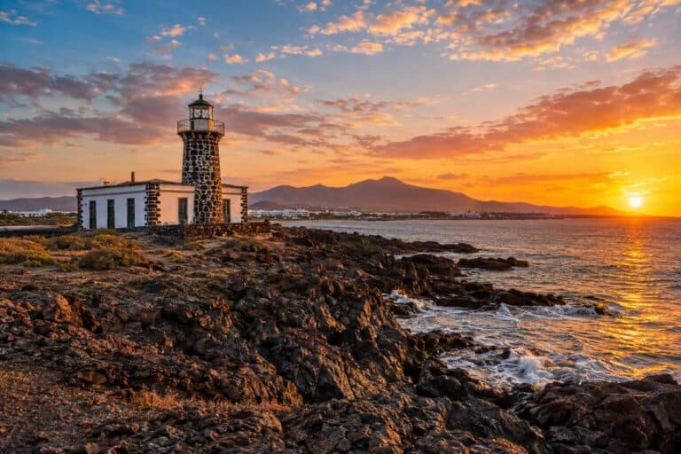 De oude vuurtoren van Pechiguera aan de vulkanische kust bij Playa Blanca.