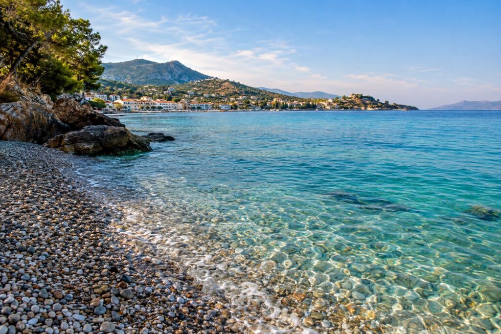 Kiezelstrand en turquoise zeewater bij Potokaki Beach naast Pythagorion op Samos