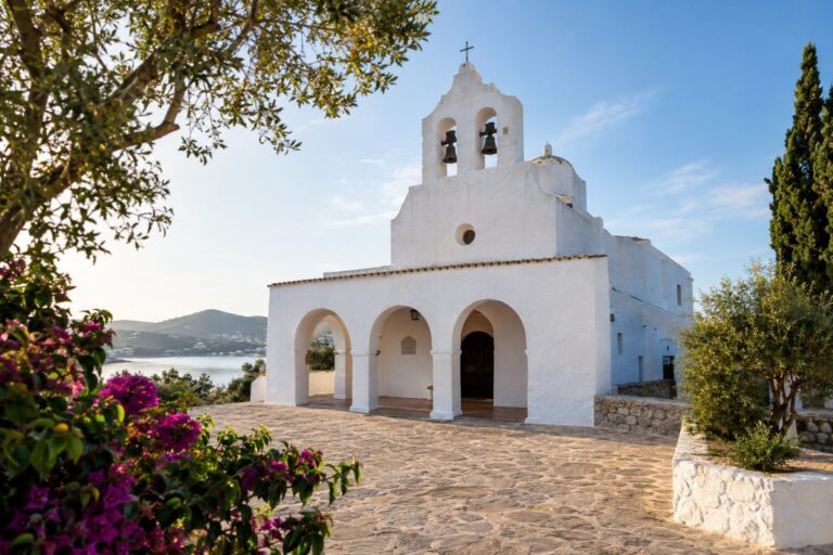 Witgekalkte kerk Puig de Missa met gewelfde zuilengang in Santa Eulària op Ibiza