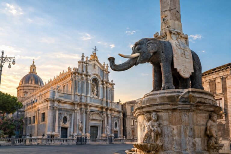 Zwarte lavastenen olifant van de Fontana dell’Elefante op Piazza del Duomo in Catania