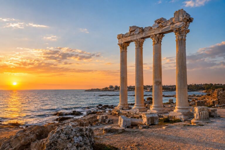 Vijf Korinthische zuilen van de Apollotempel in Side aan de Middellandse Zee