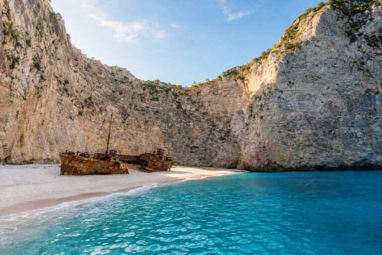 Het roestige scheepswrak op Navagio Beach, omringd door witte kalksteenkliffen en turquoise water.